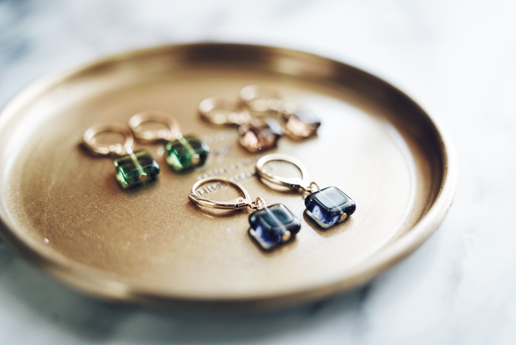 真四角ガラスのフレンチピアス