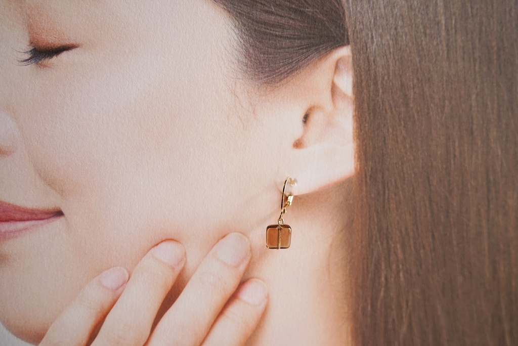 真四角ガラスのフレンチピアス