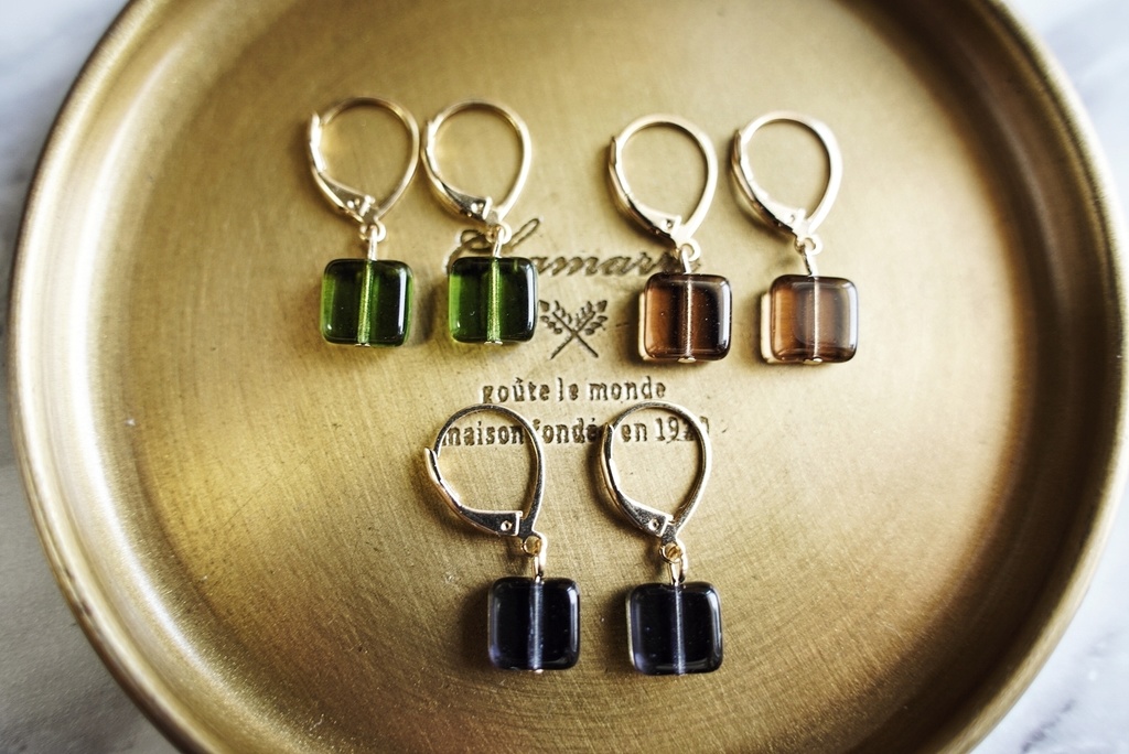 真四角ガラスのフレンチピアス