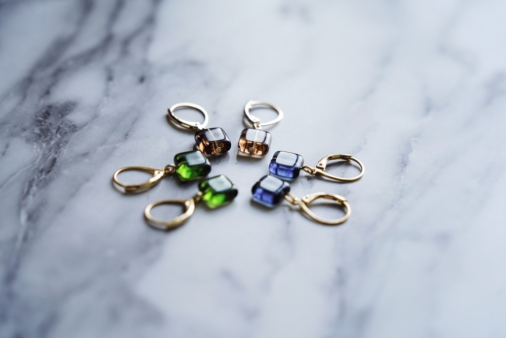 真四角ガラスのフレンチピアス