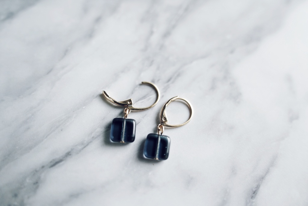 真四角ガラスのフレンチピアス