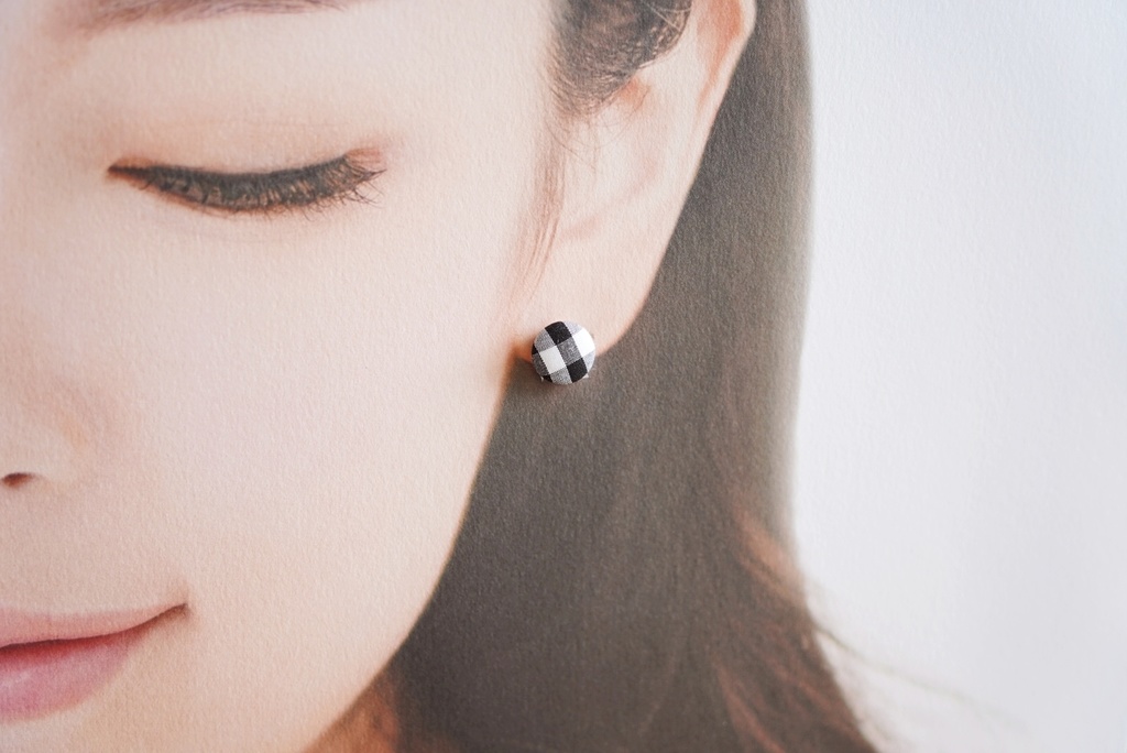 ころんと丸いプチイヤリング