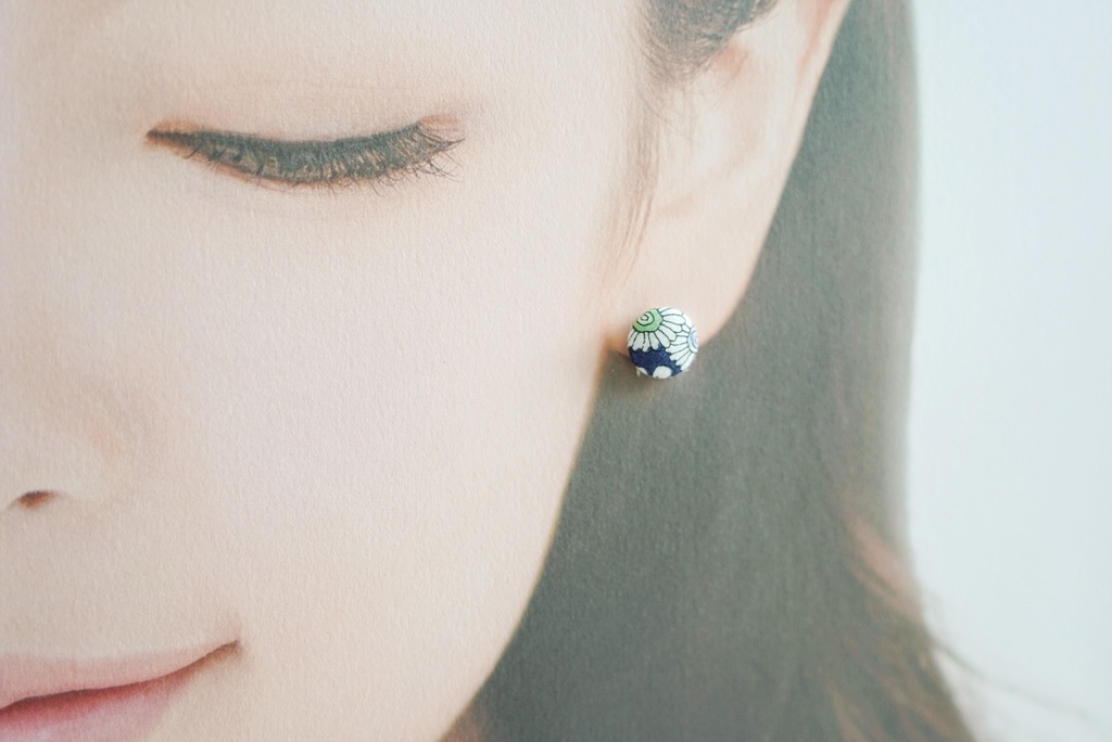 ころんと丸いプチイヤリング