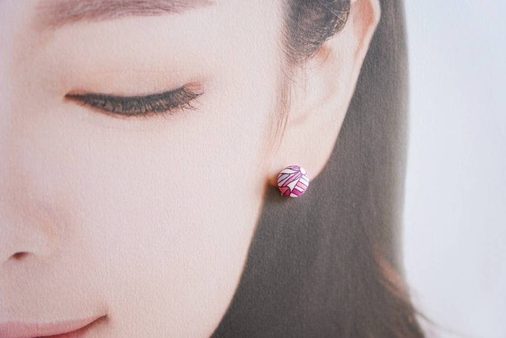 ころんと丸いプチイヤリング