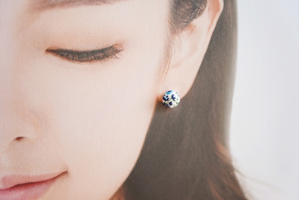 ころんと丸いプチイヤリング