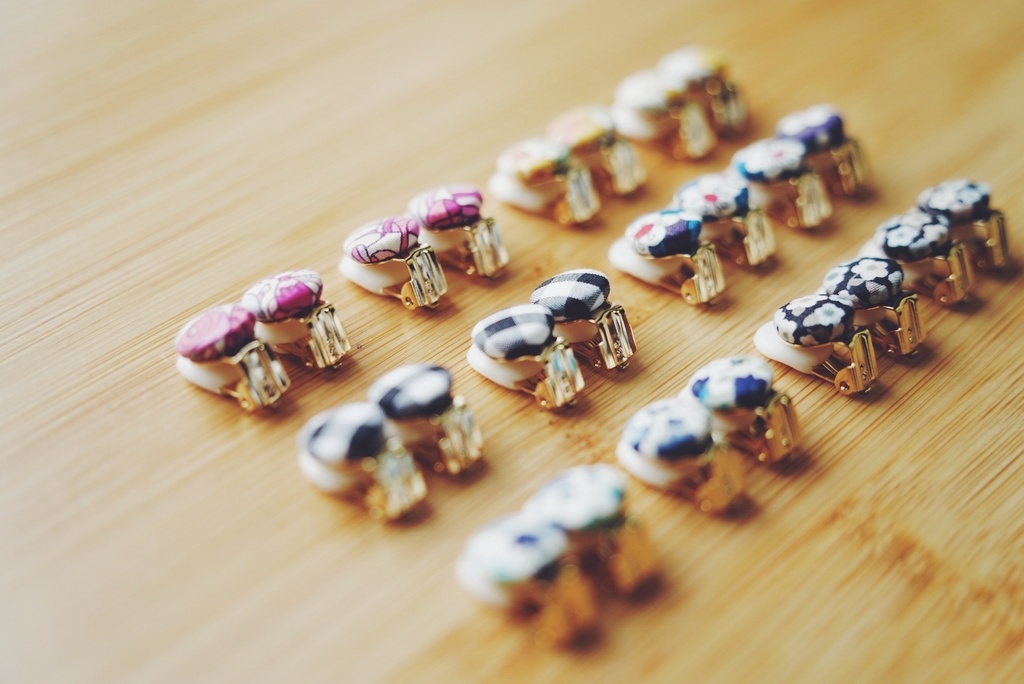 ころんと丸いプチイヤリング