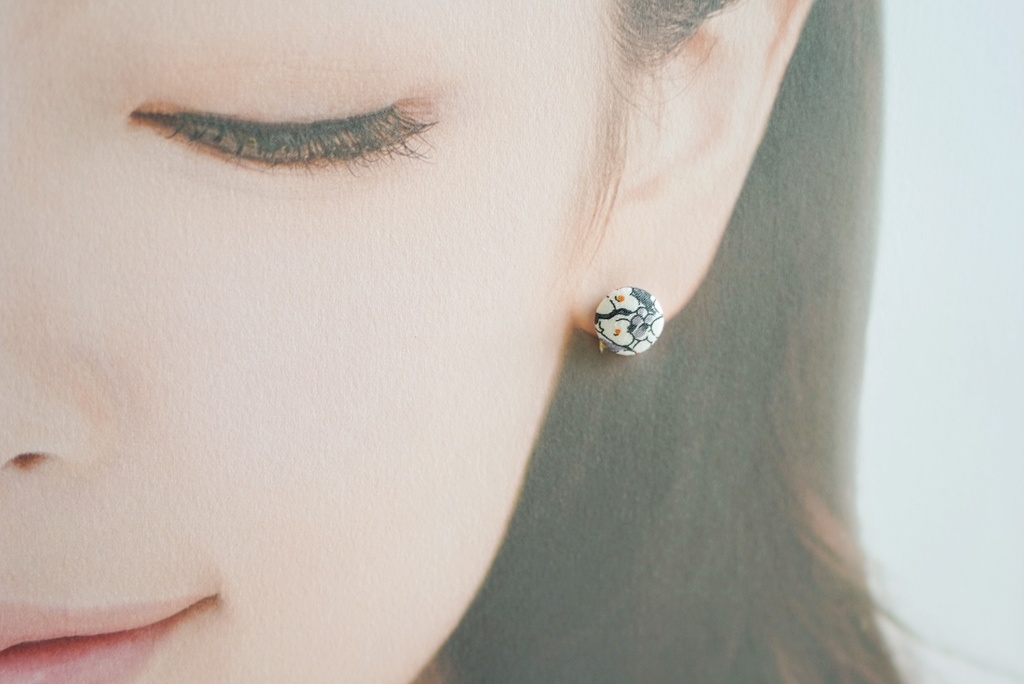 ころんと丸いプチイヤリング