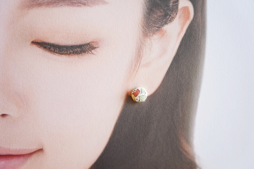 ころんと丸いプチイヤリング