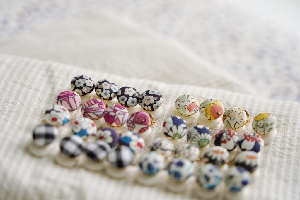 ころんと丸いプチイヤリング