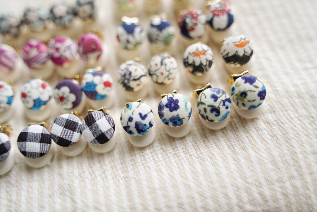 ころんと丸いプチイヤリング