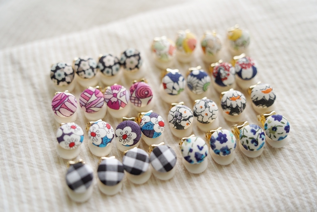 ころんと丸いプチイヤリング