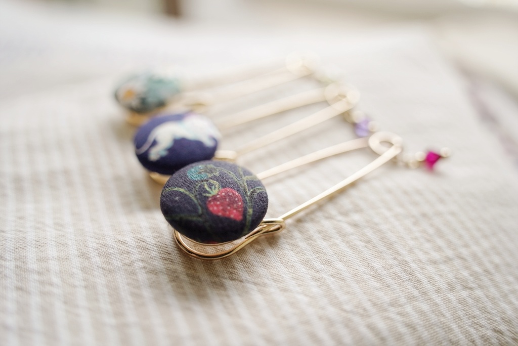 ころんと丸いブローチ