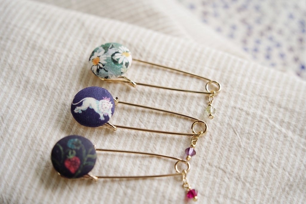 ころんと丸いブローチ