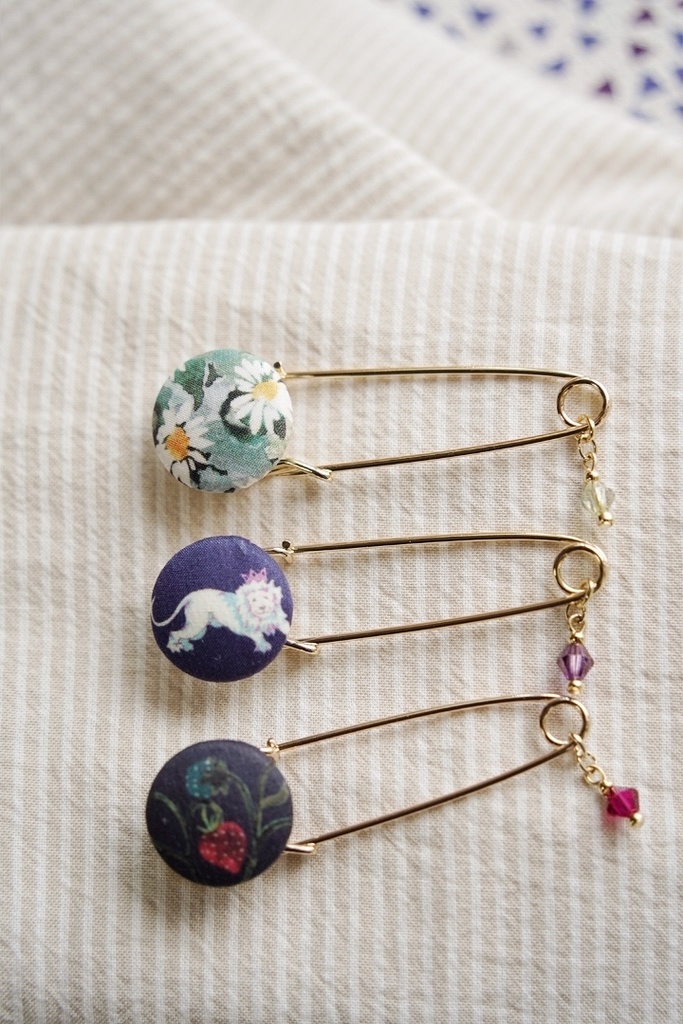 ころんと丸いブローチ