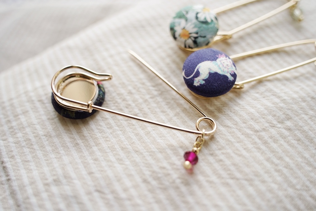 ころんと丸いブローチ