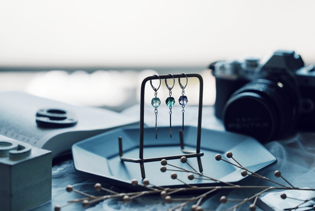 色ガラスとシルバーラインの耳飾り