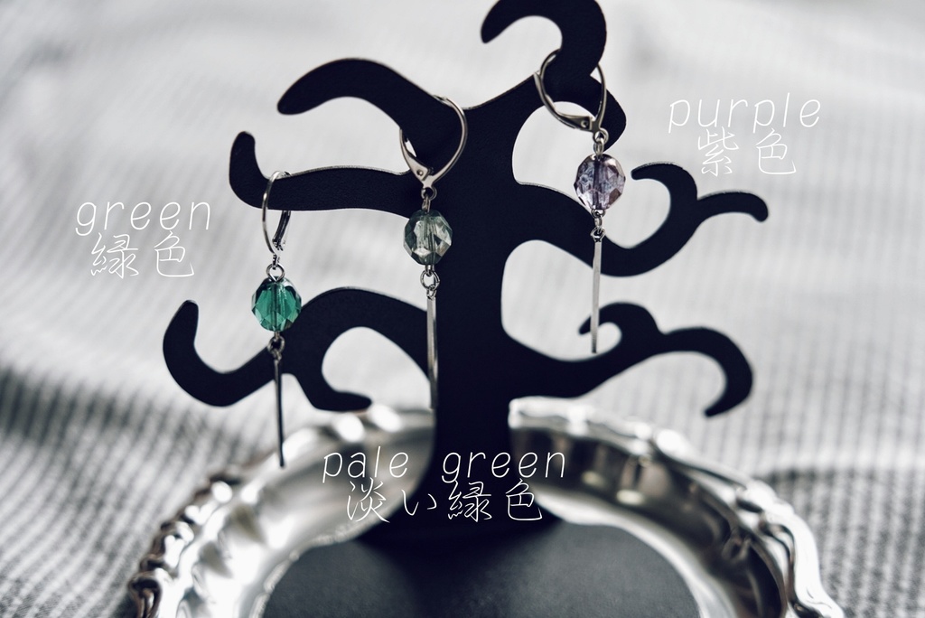 色ガラスとシルバーラインの耳飾り