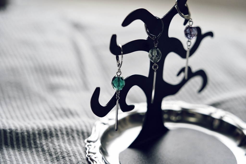 色ガラスとシルバーラインの耳飾り