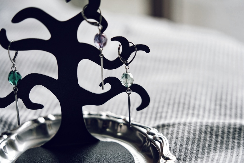 色ガラスとシルバーラインの耳飾り