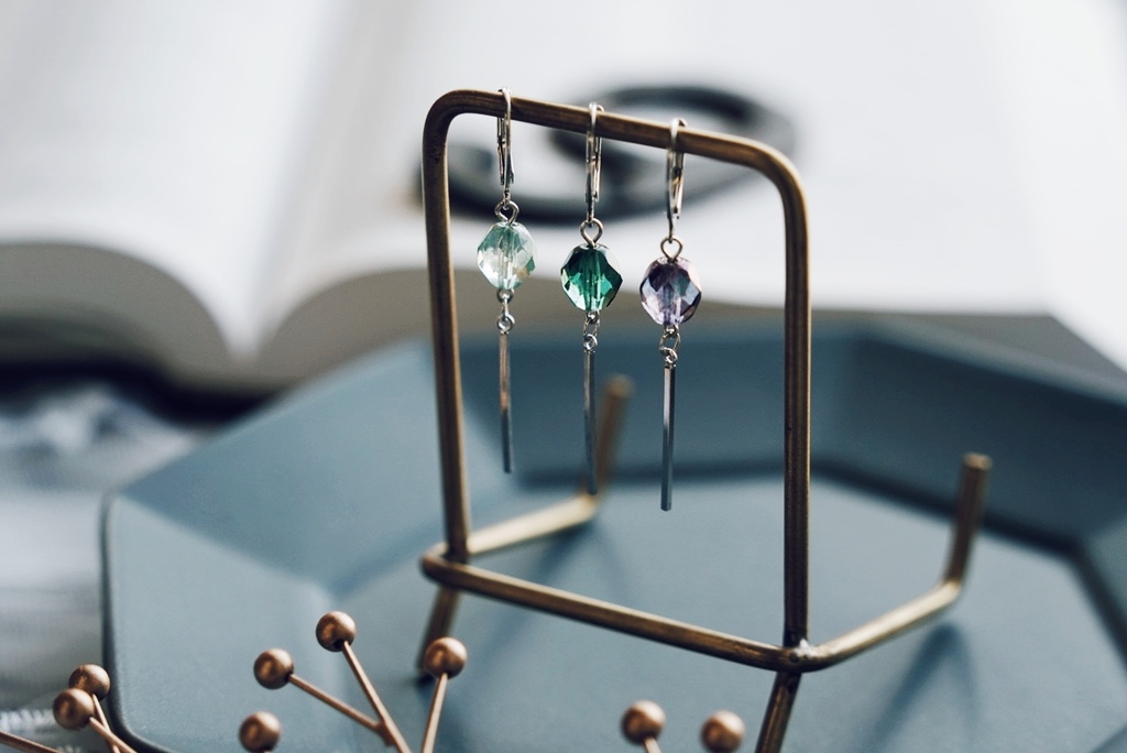 色ガラスとシルバーラインの耳飾り