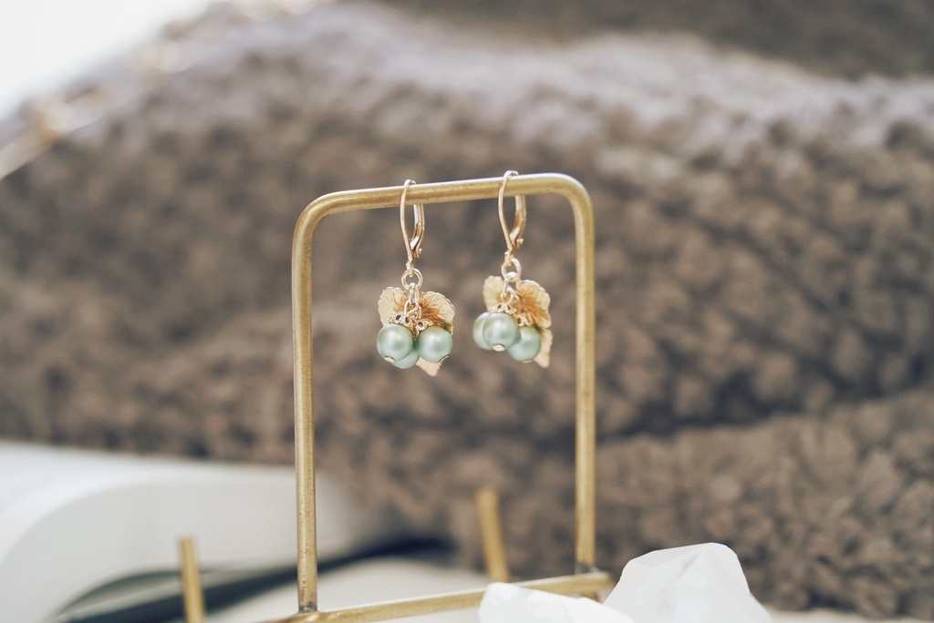 真鍮の葉と木の実の耳飾り