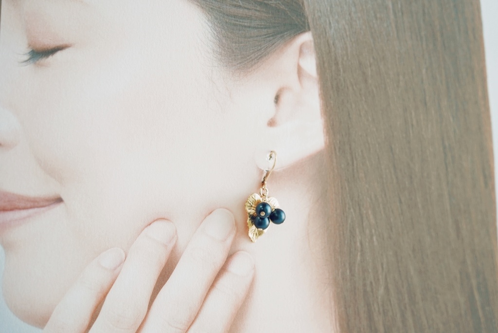 真鍮の葉と木の実の耳飾り