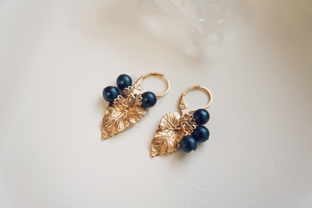 真鍮の葉と木の実の耳飾り
