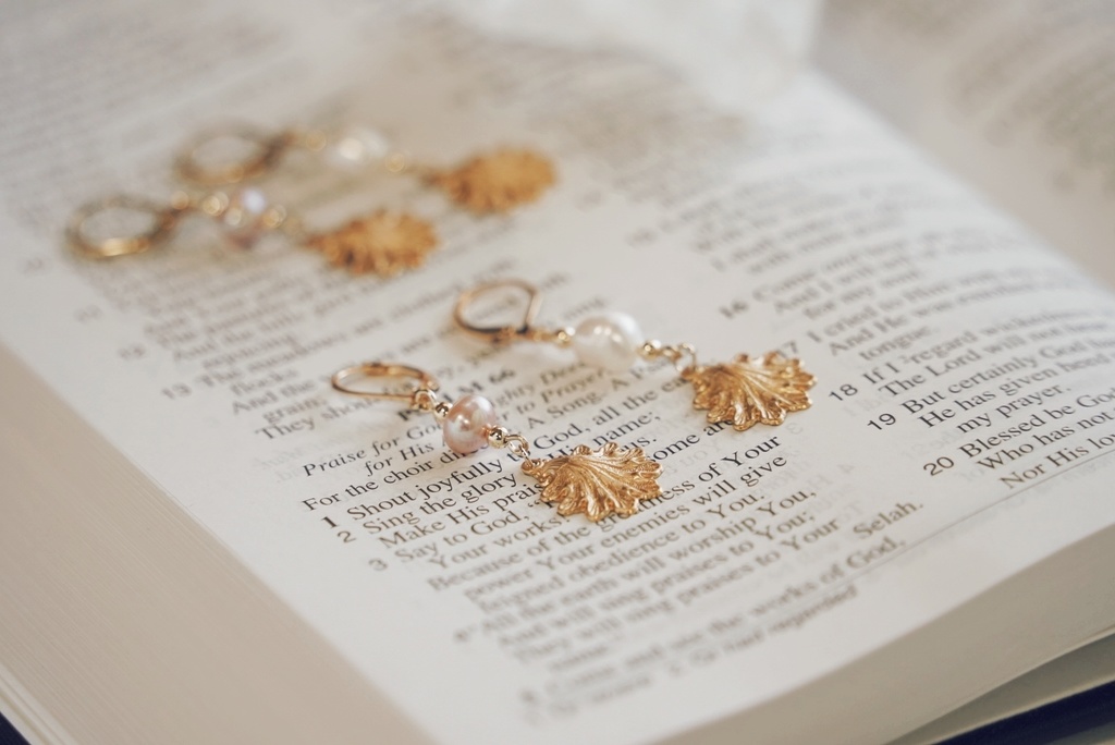 真鍮の貝殻と淡水パールの耳飾り