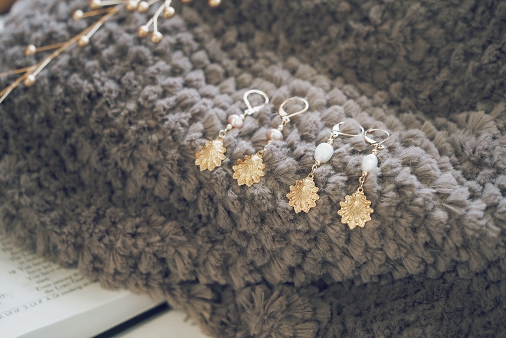 真鍮の貝殻と淡水パールの耳飾り