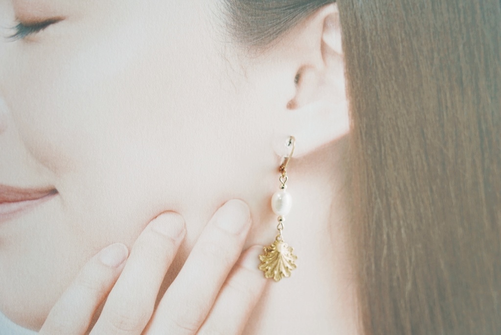 真鍮の貝殻と淡水パールの耳飾り