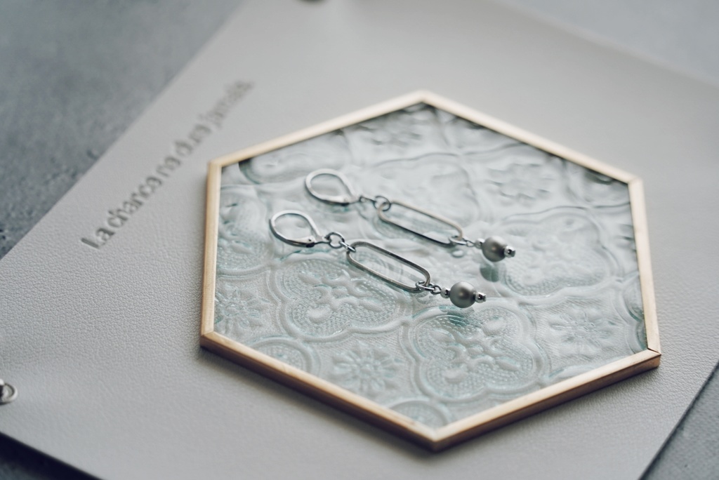 グレーパールの耳飾り