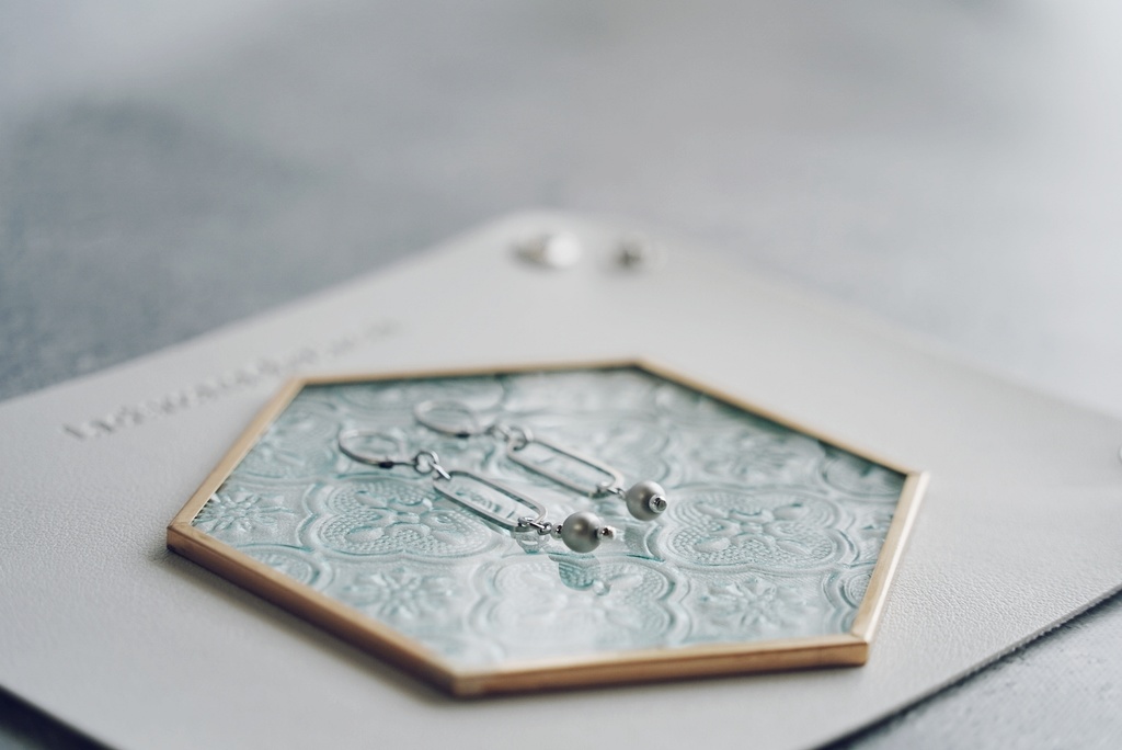 グレーパールの耳飾り