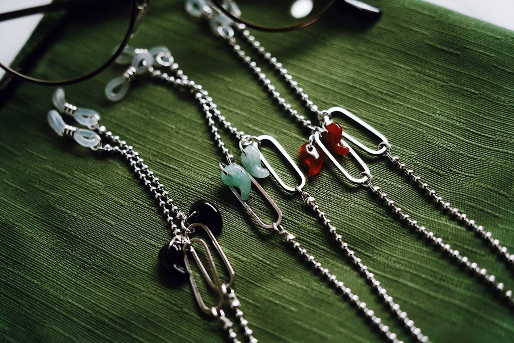 勾玉の眼鏡チェーン