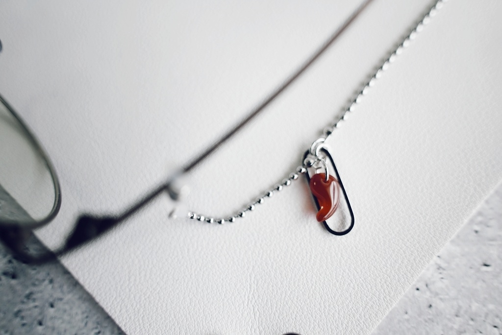 勾玉の眼鏡チェーン