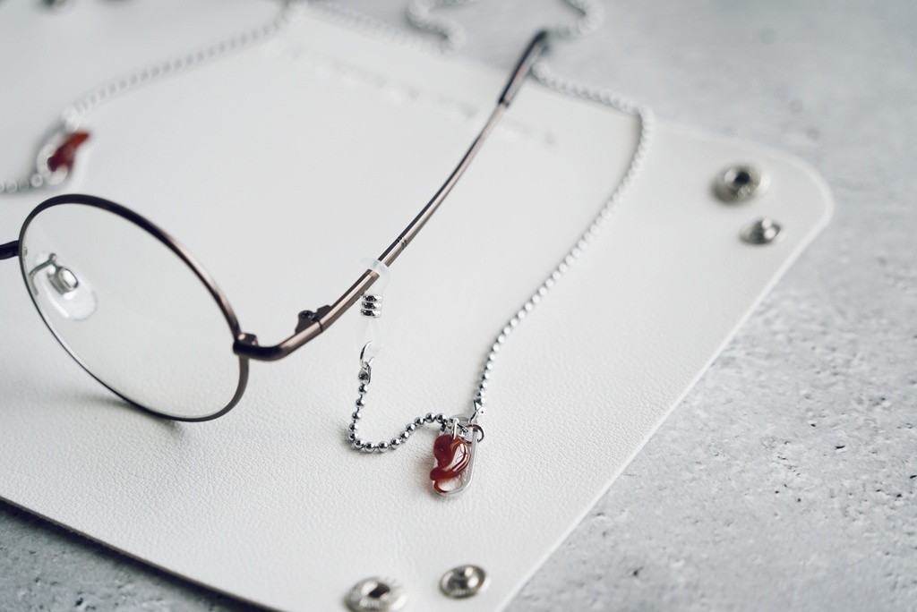 勾玉の眼鏡チェーン