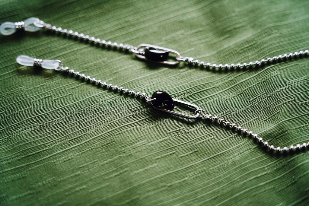 勾玉の眼鏡チェーン