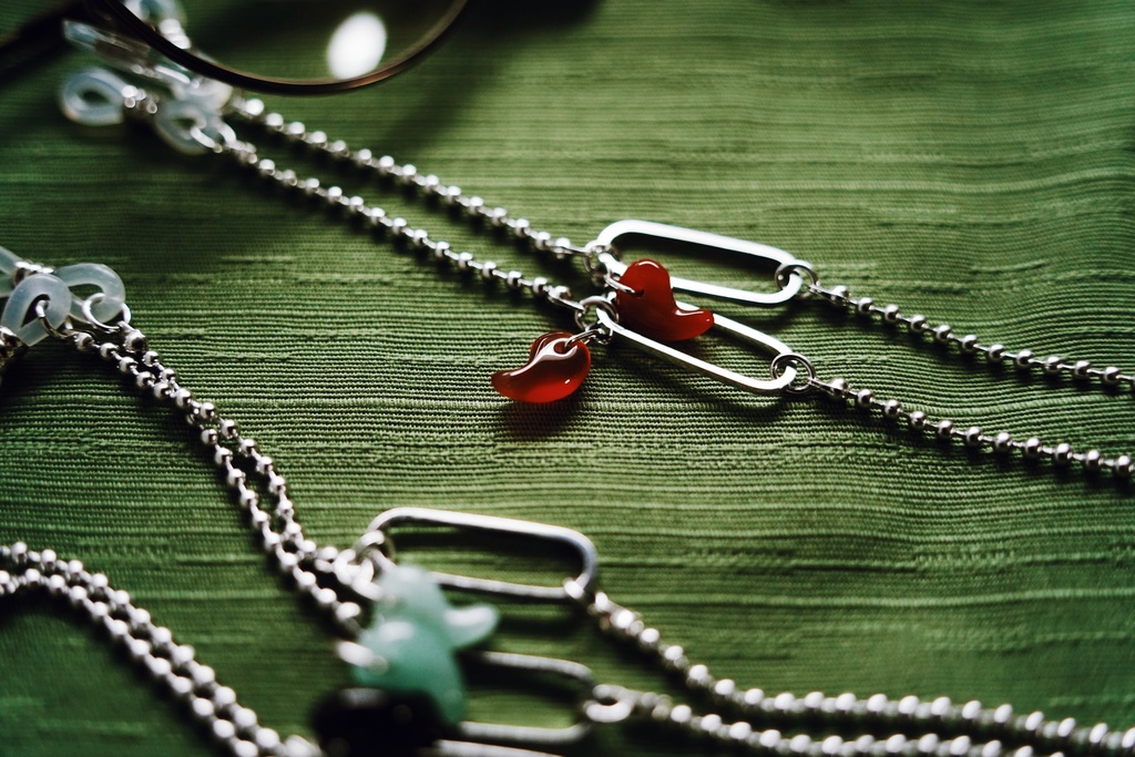 勾玉の眼鏡チェーン