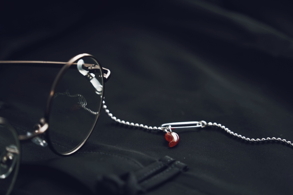 勾玉の眼鏡チェーン