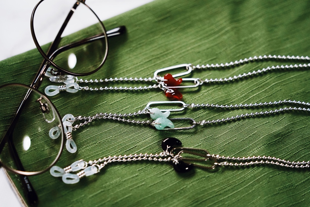 勾玉の眼鏡チェーン