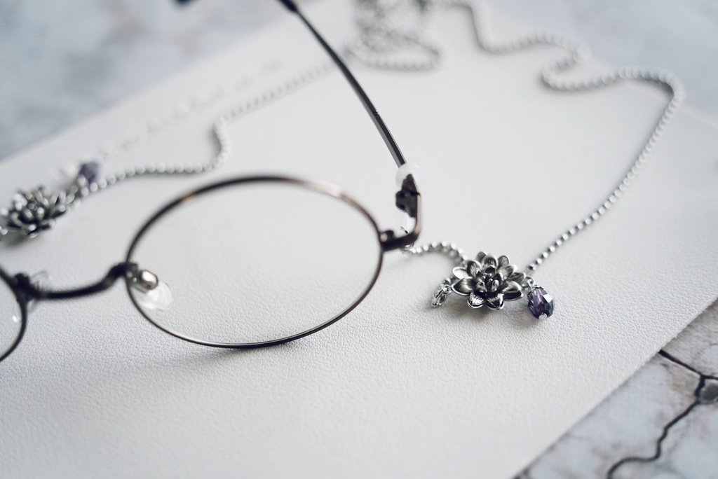 蓮の眼鏡チェーン