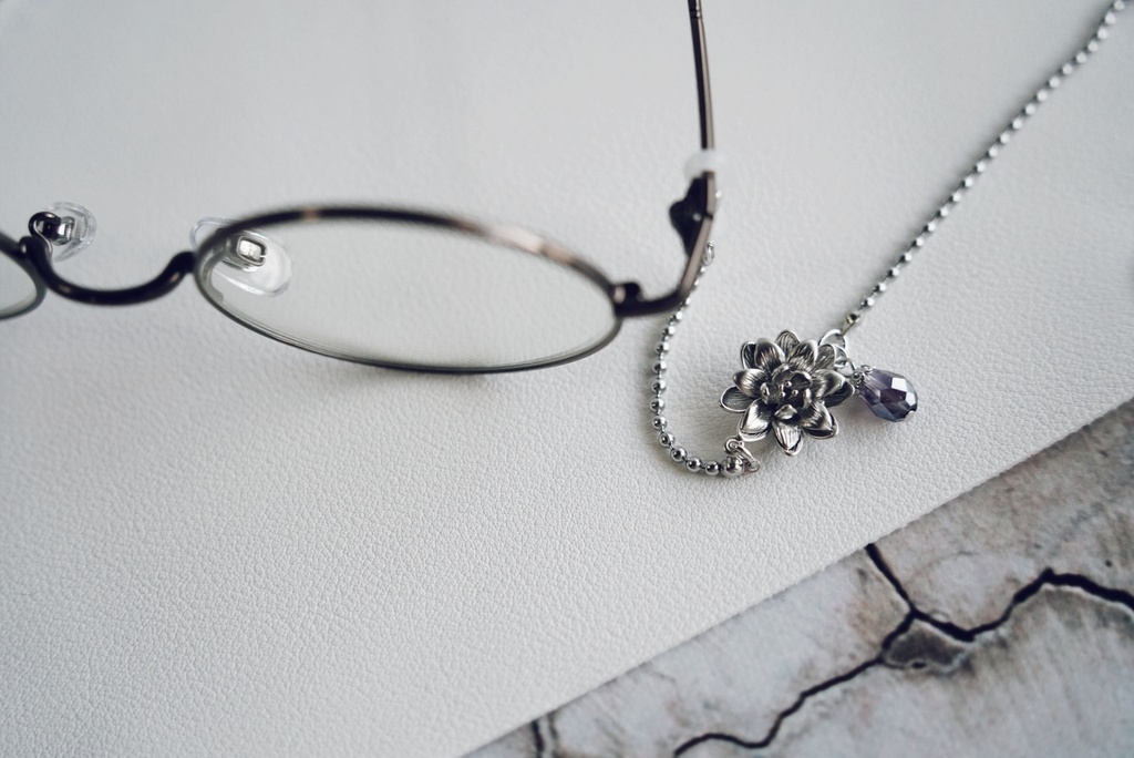 蓮の眼鏡チェーン