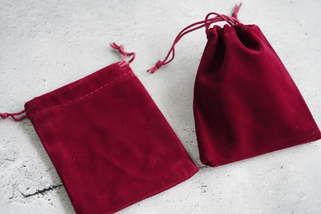 ベロア素材のアクセサリー保管袋