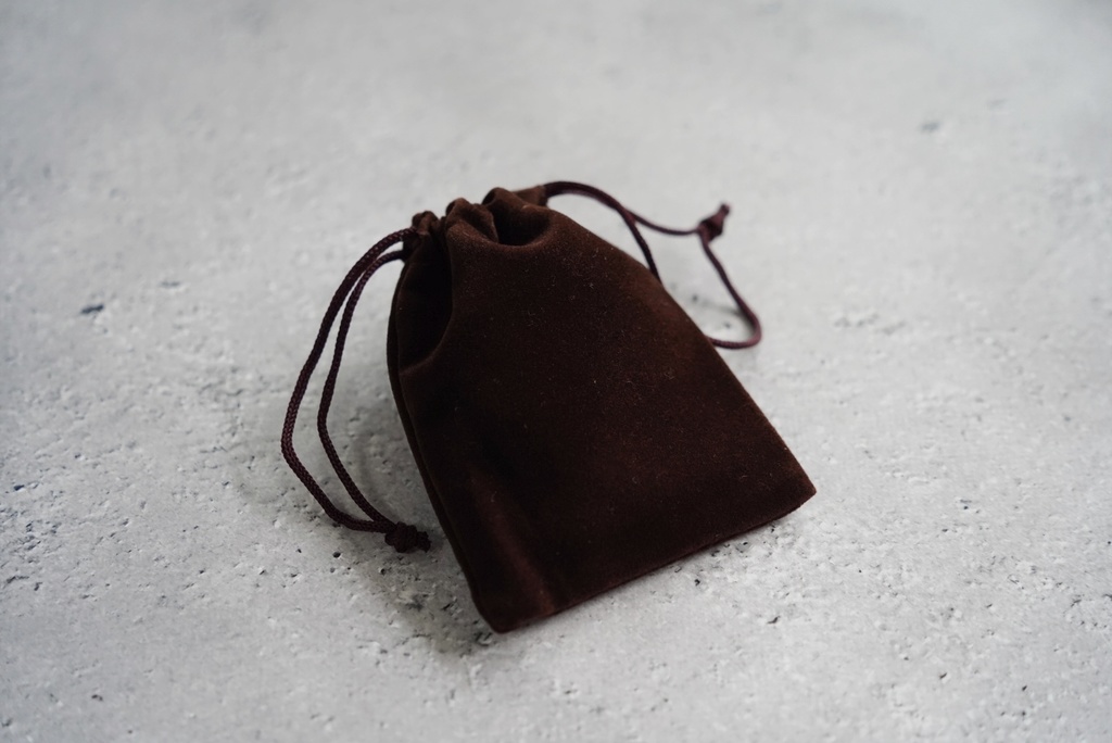 ベロア素材のアクセサリー保管袋