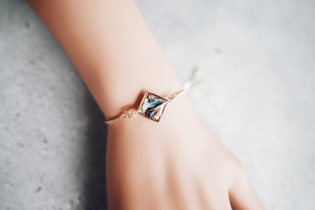 淡水シェルチャームのブレスレット