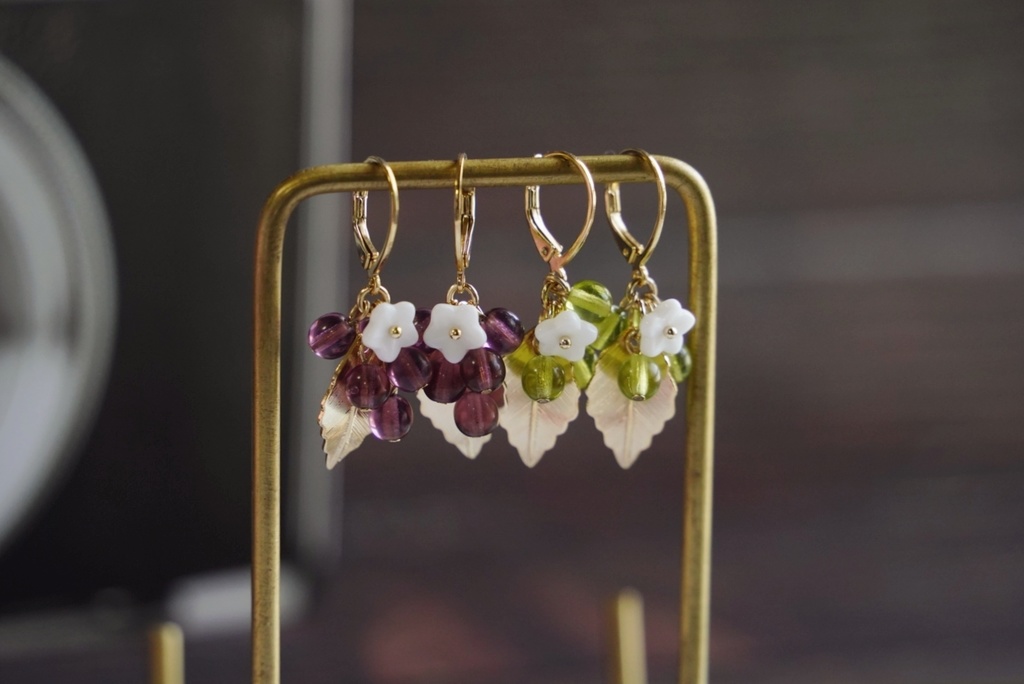 葡萄色の耳飾り