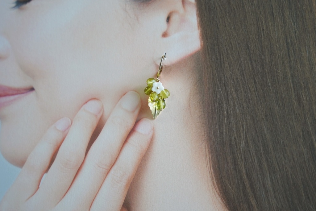 葡萄色の耳飾り