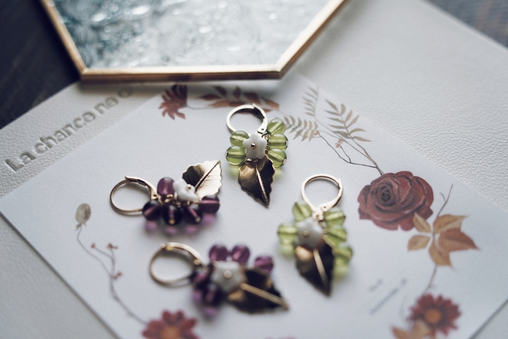 葡萄色の耳飾り