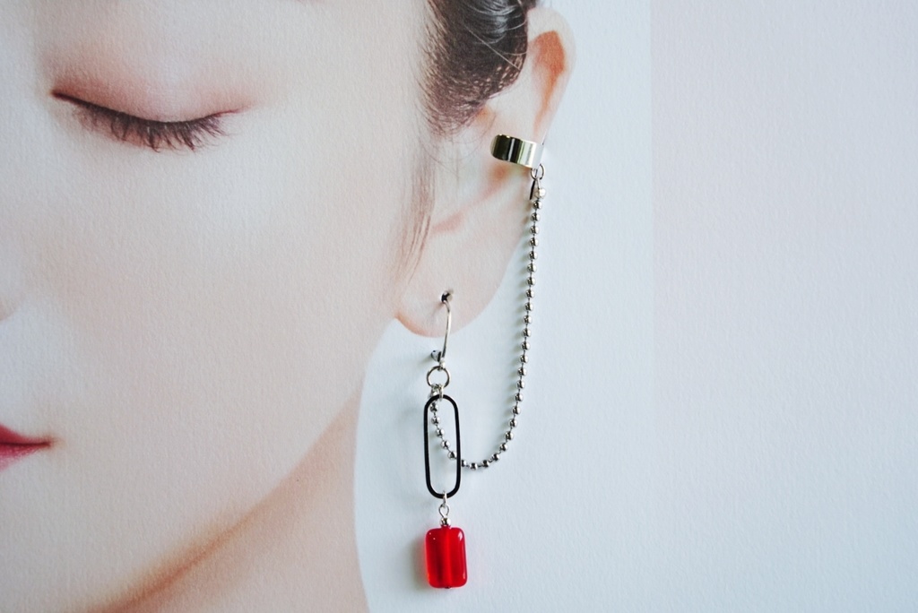 真紅なガラスのイヤーカフ&ピアス【1個売り】