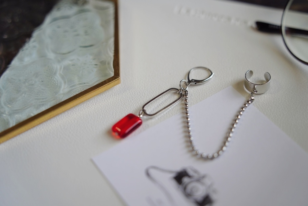 真紅なガラスのイヤーカフ&ピアス【1個売り】