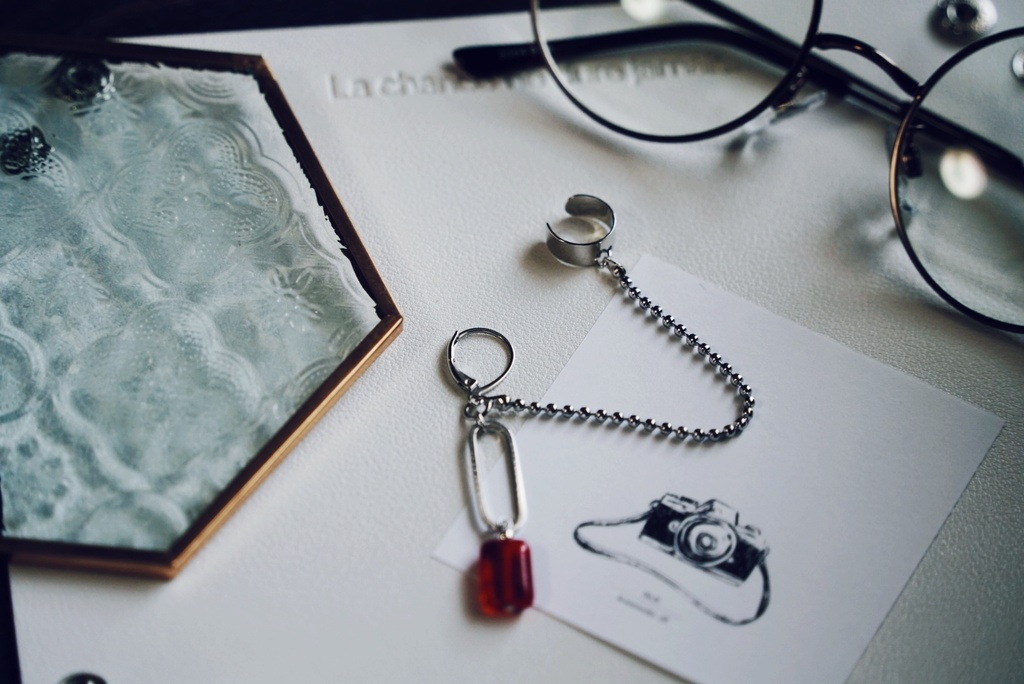 真紅なガラスのイヤーカフ&ピアス【1個売り】